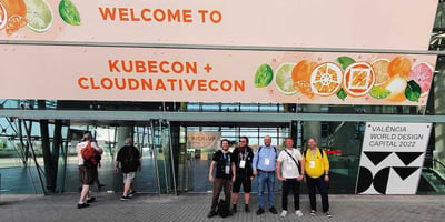 5 eficodeans standing in front of the main entrance at KubeCon 2022