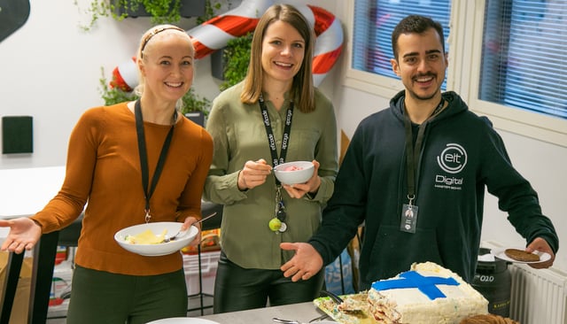 Three eficode employees having cake at the office