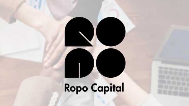 Ropo capitalin logo haalean valokuvan päällä