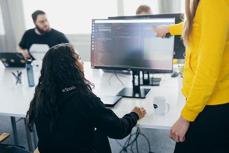 Auf den Bildschirm zeigen_GitHubCode_2023_Foto_Eficode_800px Auf den Bildschirm zeigen_GitHubCode_2023_Foto_Eficode_800px