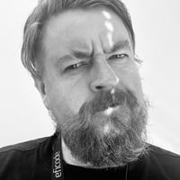 Mustavalkoinen kasvokuva UX- ja saavutettavuusasiantuntija Toni Laaksosta.