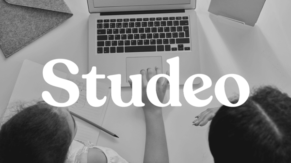 Studeo logo mustavalkoisen kuvan päällä